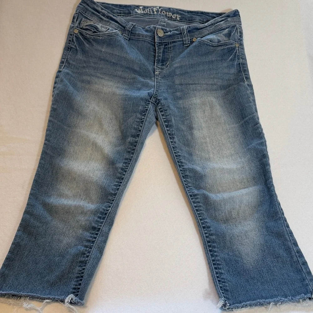 Wallflower Embroidered Back‎ Flap Pockets Faded Blue Cropped Jeans Raw Hem S 13